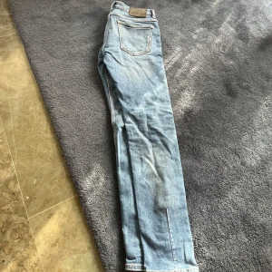 Blå jeans från Neuw, modell Lou Slim - Säljer ett par snygga blå jeans från Neuw, modell Lou Slim. W 30 L 32