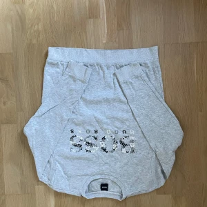 Ljusgrå sweatshirt från Hugo Boss - Säljer en ljusgrå sweatshirt från Hugo Boss i storlek L. Tröjan har lång ärm, rund halsringning och ett coolt BOSS-tryck framtill i vitt och svart. Tillverkad i mjuk bomullsmix som är skön att ha på sig hela dagen.
