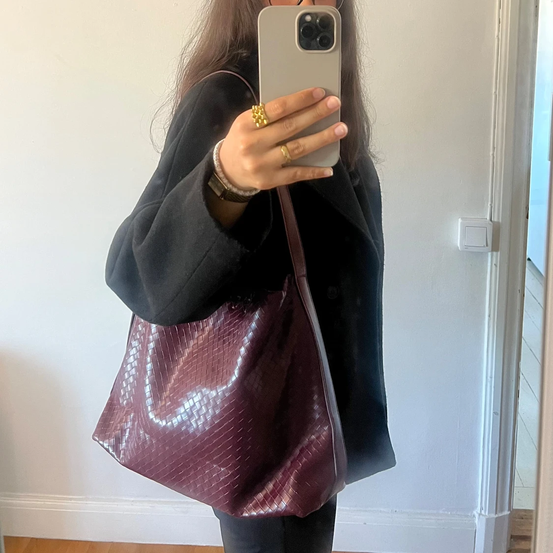 Vinröd axelväska i flätat skinn - 1