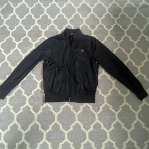 Bomerjacket från Morris - Säljer nu denna riktigt fet jacka från Morris! |Skick 9/10| Storlek S| Vid några funderingar eller frågor kontaktas oss!🙌📩