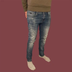 Unika Jeans med Slitningar  - Väldigt snygga och unika jeans med slitningar och färg stänk detaljer. Storlek 32/32. Märke Antony Morato. Pris 339 eller kom med bud!💰💰💰
