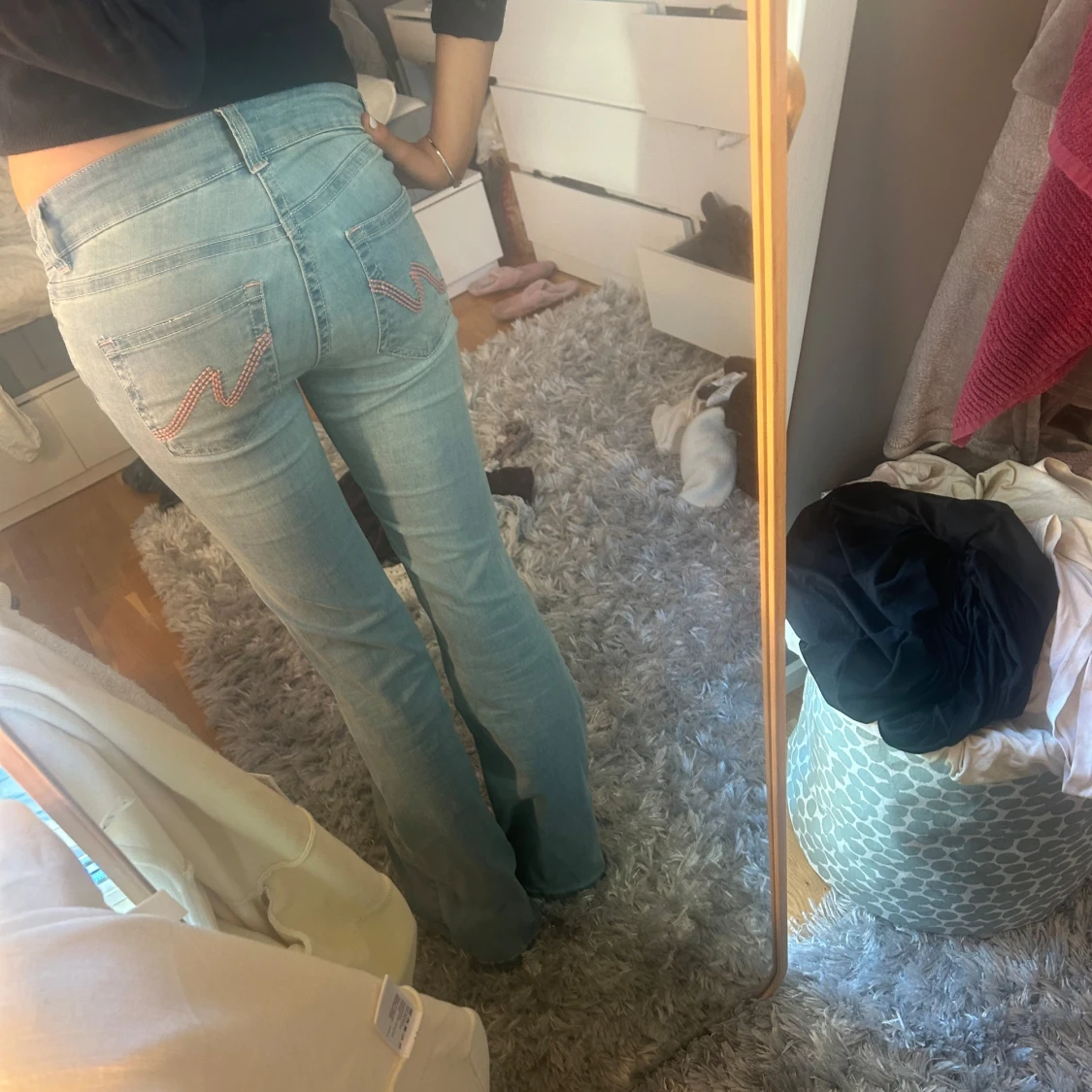 Ljusblå bootcut jeans med brodyr - 2