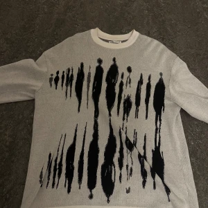 Zara knitwear - Snygg grå stickad tröja från ZARA med ett unikt svart print av siluetter på framsidan. Enligt mig är det en riktigt fin tröja men den var ganska lång när jag köpte den, skulle säga att den passar någon runt 180-185 längden. Priset kan diskuteras, skriv om ni har funderingar över något 