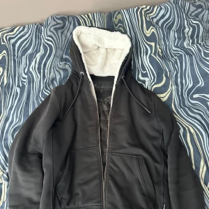 Moose knuckles bunny säljer om - Säljer en svart teddyjacka från Moose Knuckles med vit fluffig fuskpäls i huvan och quiltat innerfoder. Jackan har dragkedja, två stora fickor framtill och snörning i huvan. Perfekt för kalla dagar när du vill vara både varm och snygg. Om ni vill se kvitto kom privat!obs den är lite upp sliten vid slutet av armen vid handleden men syns knappt pris kan diskuteras o jag kan skicks flera bilder,jag säljer om för den inte passar mig längre,de lilla på dlutet av armen kan lagas av skräddare enkelt