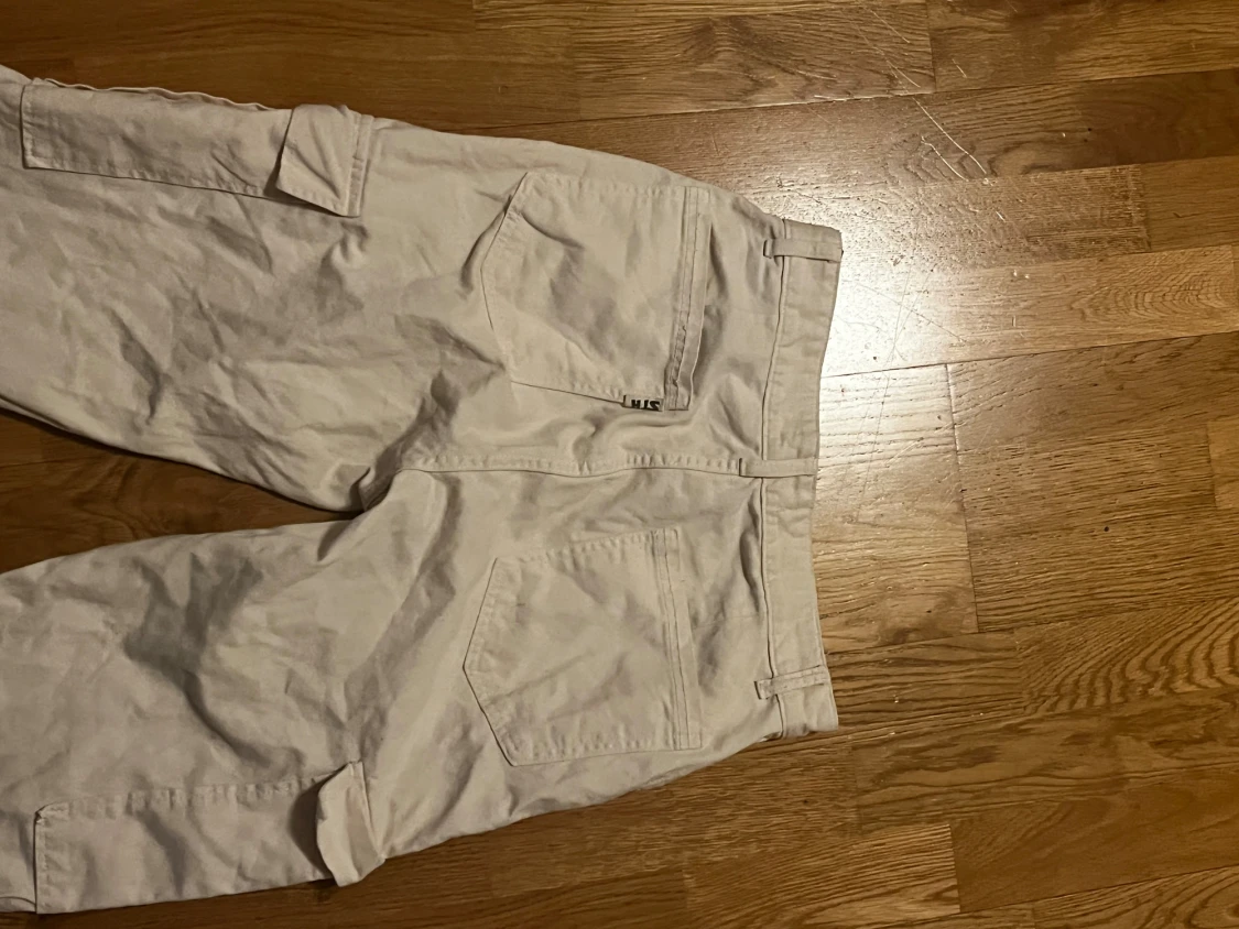 Beige cargobyxor  från Stradivarius  - 5