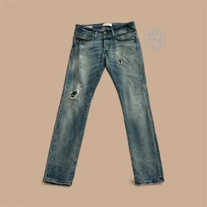 Jack & Jones Jeans - Säljer nu dessa feta Jack & Jones jeansen med slitningar. Eftertraktade och sällsynta.  Storlek 28/30 Se sista bild för hur dom sitter på. 168cm 55kg. Hör av er vid frågor