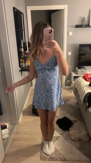 Klänning  - Använd 1 gång 