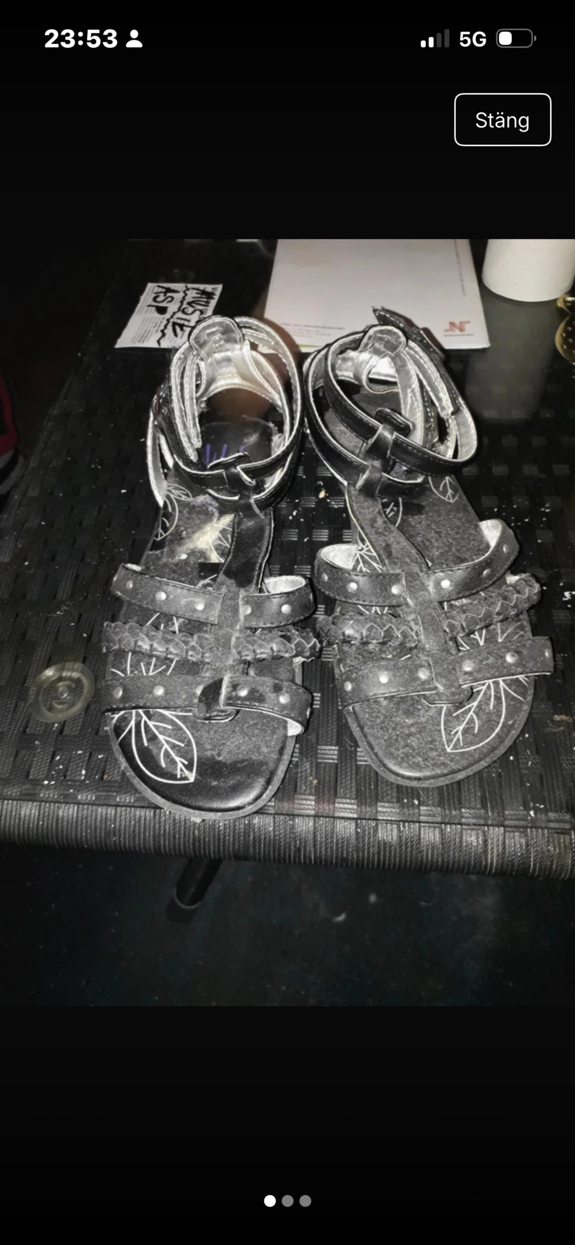 Svarta sandaler med nitar och flätade remmar