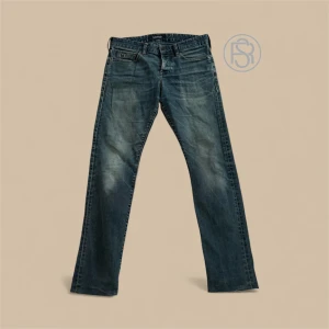 Scotch & Soda Jeans - Säljer nu dessa Scotch & Soda jeansen för en billig peng. De är i bra skick och sitte riktigt snyggt. Se sista bild. 168cm 55kg Storlek 28/32. Hör av er vid frågor 