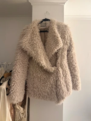 Beige pälsjacka  - Fluffig beige pälsjacka från Veromoda med oversized krage och långärmad design. 