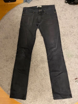 Svarta Acne Max Cash jeans 31/34 - Svarta jeans från Acne i modellen Max Cash, storlek 31/34. Klassisk femficksdesign med raka ben och snygga detaljer i metall. Materialet är 98% bomull och 2% elastan för skön stretch. Perfekt för dig som gillar stilrena och tidlösa jeans.