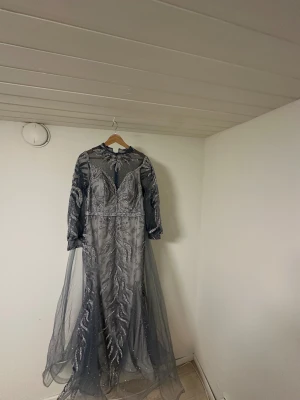 Klänning - Festklänning helt ny har aldrig använts 