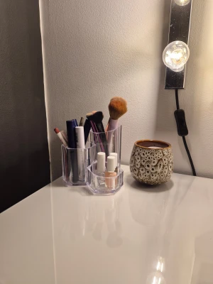 Transparent sminkförvaring - Snygg och praktisk sminkförvaring❣️går såklart att använda till annat