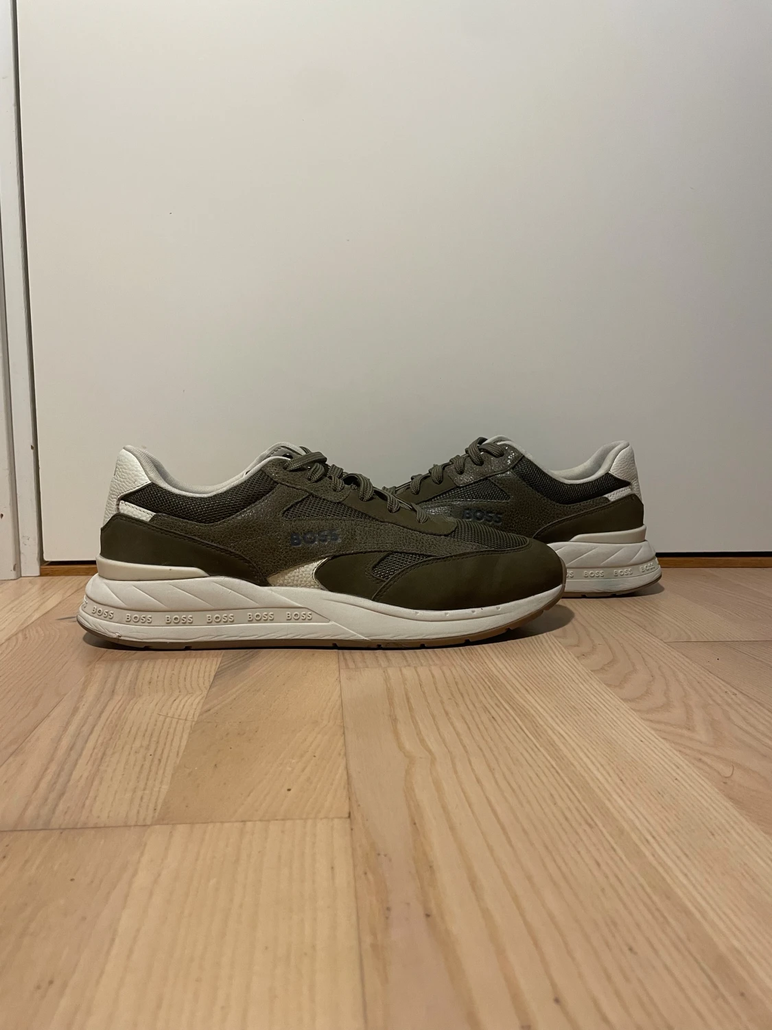 Olivgröna sneakers från Hugo Boss