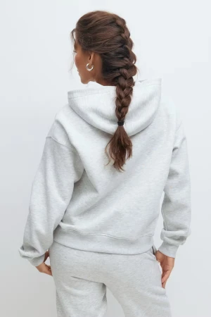 Ljusgrå hoodie från Gina Tricot XS - Ljusgrå hoodie från Gina Tricot, basically basics-kollektionen. Klassisk modell med huva, magficka och ribbade muddar. Skön och avslappnad passform, perfekt till chill dagar. Tillverkad i mjuk bomullsblandning.