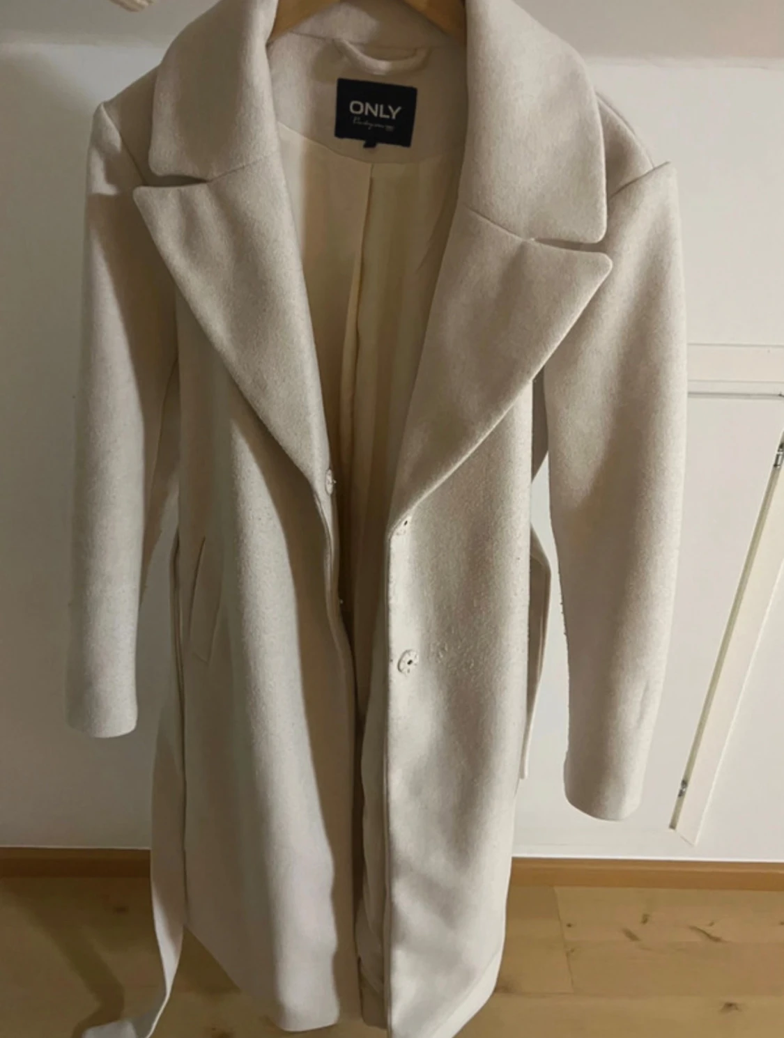 Beige kappa från ONLY med bälte - 1