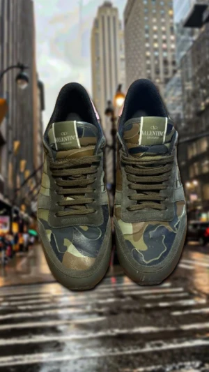 Valentino Rockrunners - Säljer riktigt feta Valention Rockrunners i storlek 42 men sitter som 43. Skick 8/10. Hör av dig för fler bilder och frågor.