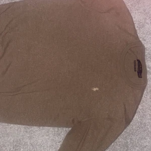 Beige merinoullströja Polo Ralph Lauren - Säljer en beige långärmad tröja i storlek M från Polo Ralph Lauren i tvättbar merinoull. Den är liten i storleken så jag rekommenderar att köpa om du har storlek S. Litet hål i nacken annars bra skick. Köpte den ny för 1099 och säljer för 149