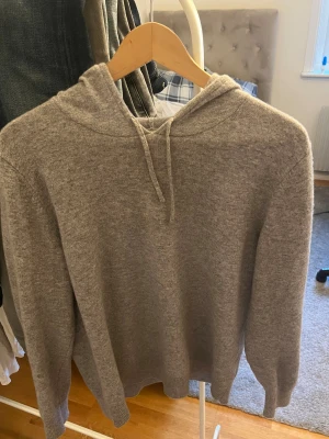 Grå hoddie från Sayless - Mysig grå hoodie i stickat material med huva. . Passar extra bra under höst och vinter när man vill hålla sig varm. Storleken är S, vid fråger eller funderingar är det bara att höra av sig. 