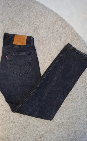 LEVI'S 501 jeans - Säljer nu dessa Levi's jeans i ny skick köpta för 1500 i butik, mitt pris 399. Kan sänka vid snabb affär. Hör av er vid frågor🤝🤗