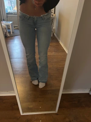 Ljusblå bootcut jeans - Säljer ett par ljusblå jeans från Nelly använt få gånger 