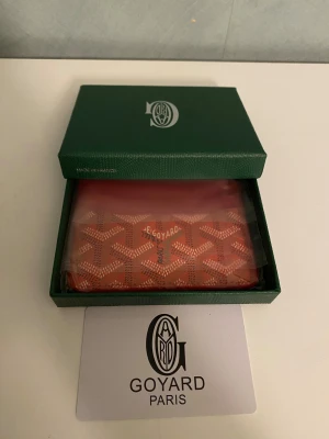 Korthållare - Säljer en fin helt ny korthållare med låda, korthållaren har 4 fack plus ett stort i mitten. Hör gärna av dig vid minsta fundering😄