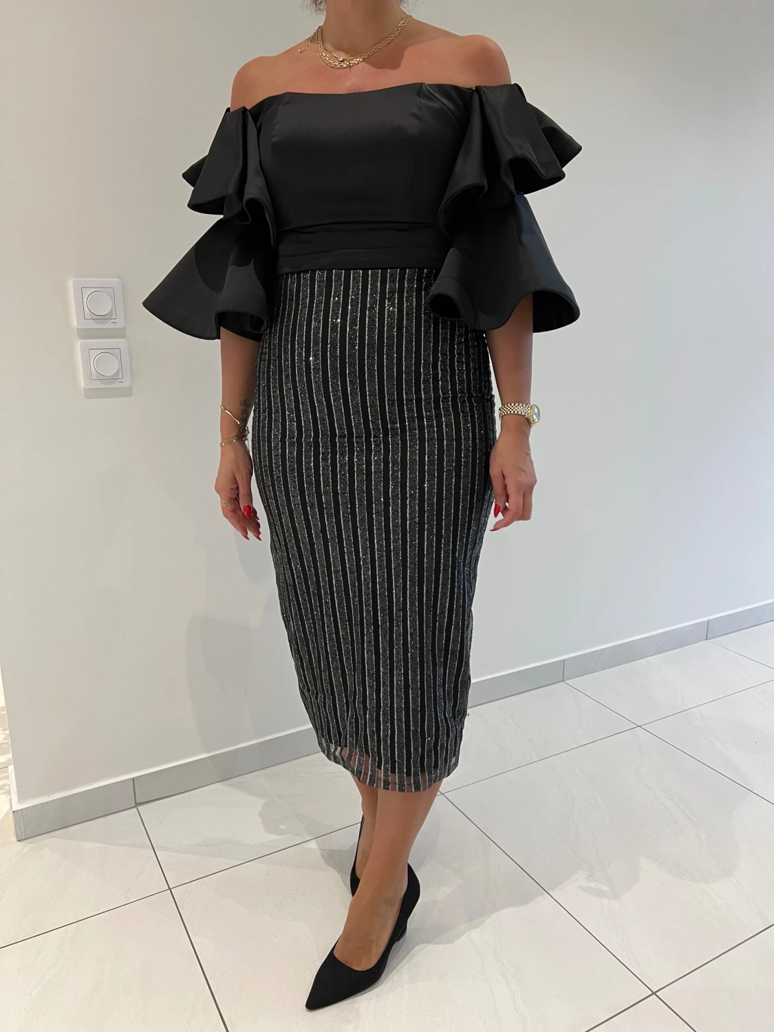 Svart offshoulder klänning med volang - 1