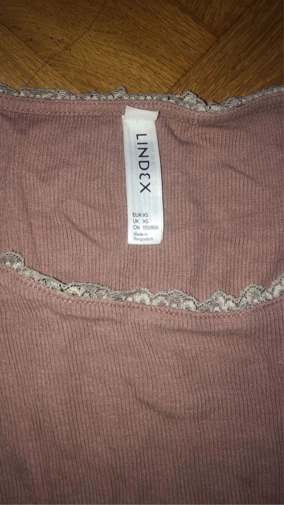 Rosa ribbad topp med spets från Lindex - 1