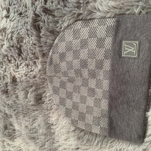 Varm och skön mössa - Denna mössan är väldigt populär pågrund av den värme, det bästa med denna mössan är inte bara värmen utan själva modellen, perfekt för dig som vill vara stillig och varm under vintern