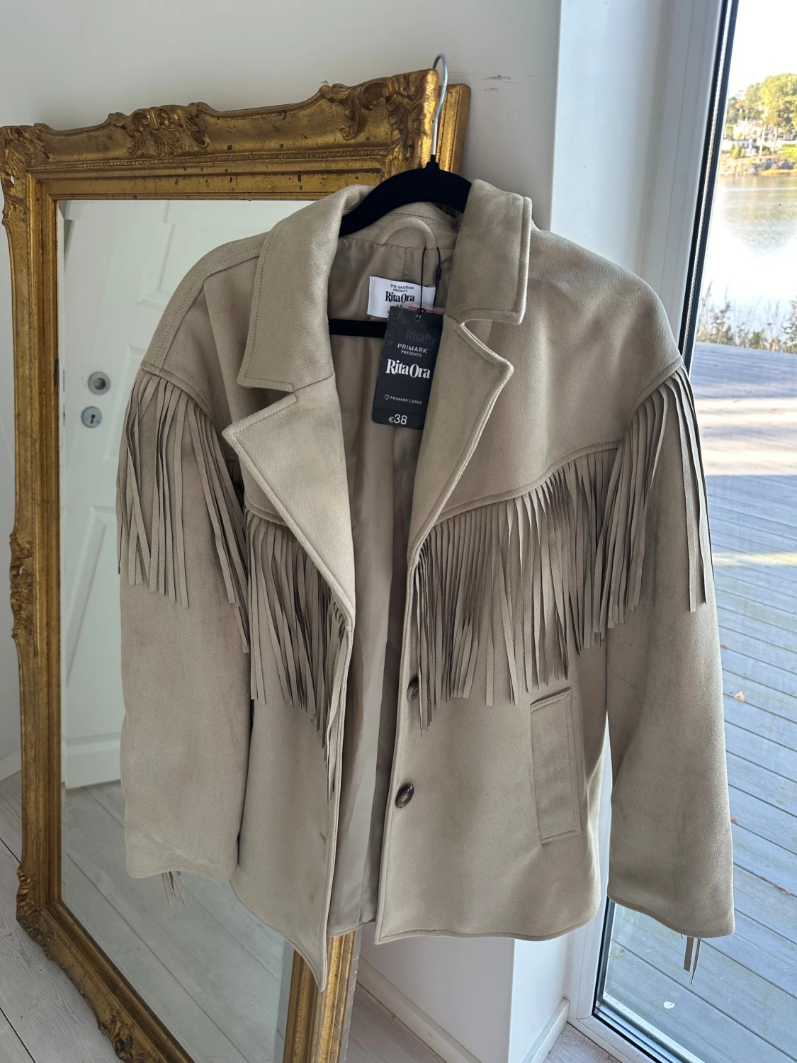 Beige mockajacka med fransar Rita Ora