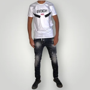 Givenchy paris tshirt strl S vit  - Helt ny. Fin replika med grym kvalitet. Modellen är 175cm lång och bär storlek S. Normal i passformen. Pris: 599kr. Först till kvarn som gäller.