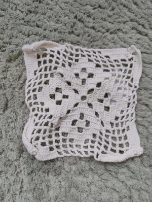 Tre handgjorda dukar - Säljer ett set med tre små handgjorda virkade dukar. De är gjorda i vit bomull och har en cool design. Glömde ta bild på alla tillsammans, men de är likadana alla tre.