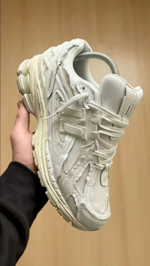 Vita New Balance 1906 sneakers - Säljer ett par fräscha New Balance 1906 sneakers i helvitt. Skorna har chunky sula, mesh och skinnpaneler, samt tydlig N-logga på sidan. Snyggt detaljerade med snörning och retrovibbar, perfekta för dig som gillar stilrena och sportiga sneakers.