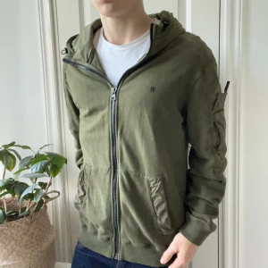 Dondup cardigan  - Dondup cardigan, inga defekter. Storlek L och modellen är 180 cm 75 kg. Väldigt unik cardgian, sök gärna upp modell numret för exakta frågor. 