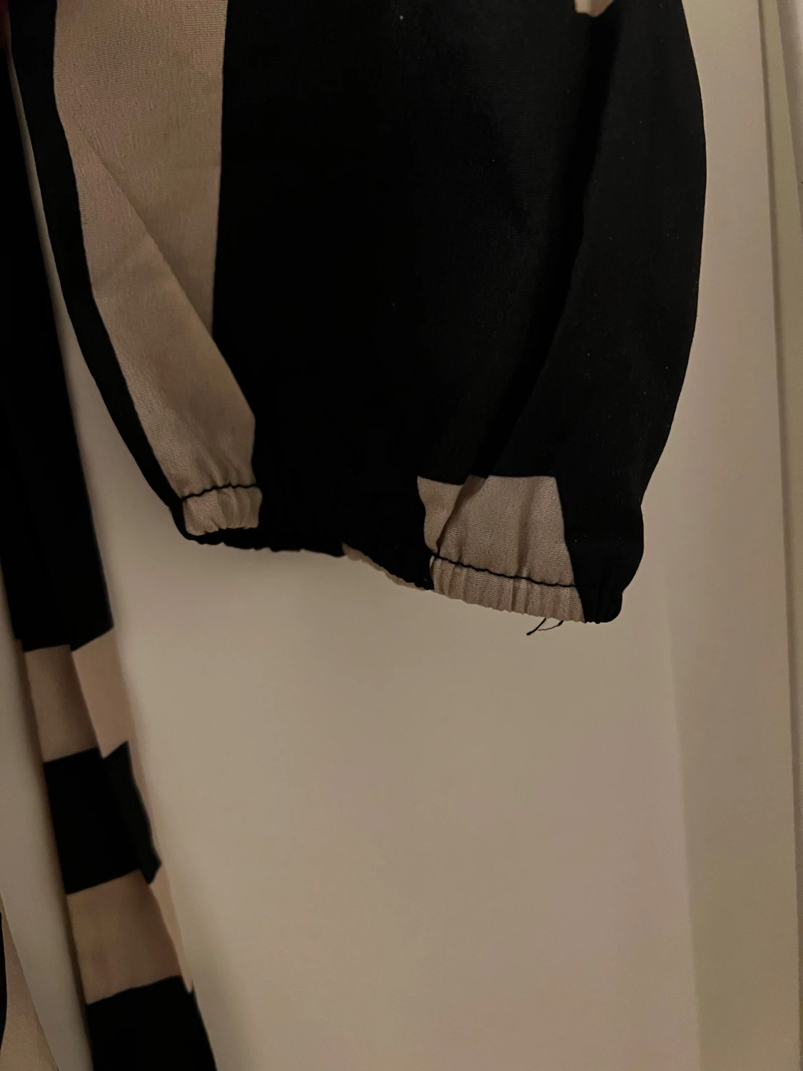 Svart skjortklänning med beige print - 2