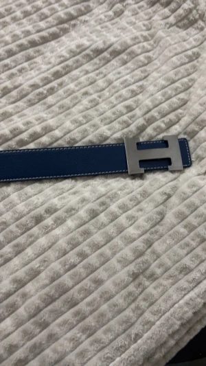 Mörkblå bälte  - Mörkblå blå bälte du kan byta sida. På så den kan bli svart också priset kan diskuteras  finns alla storlekar 