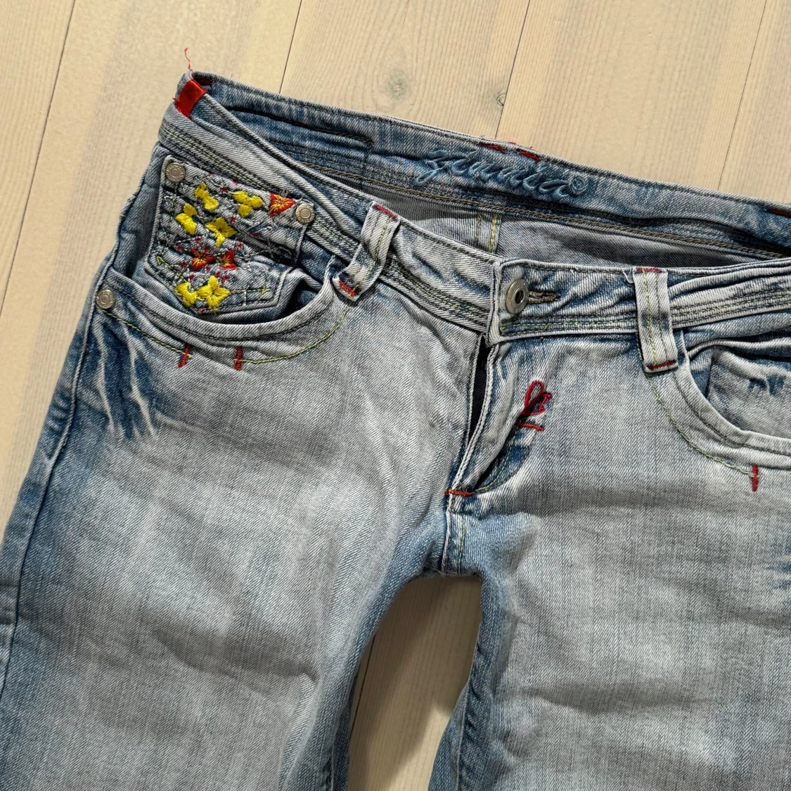 Extra low bootcut jeans med broderi  - 4