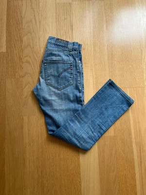 Dondup George 29/32 - Feta dondup George som är washed!Skicket är 10/10! Hör av dig vid funderingar! 