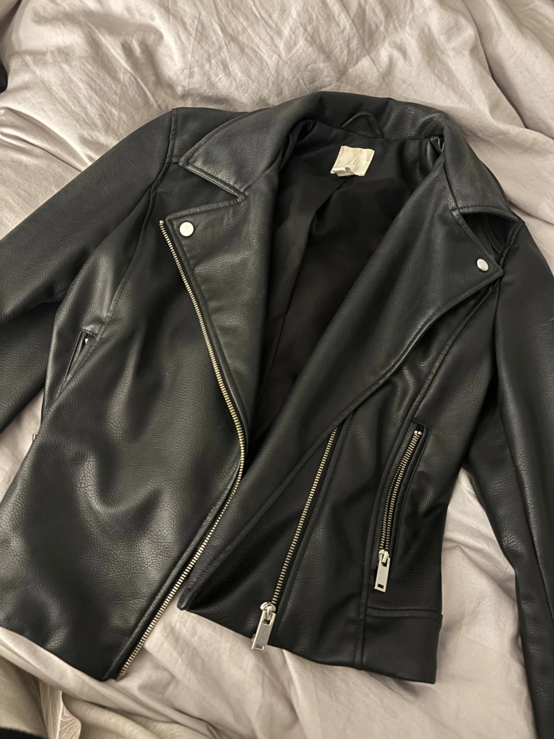 Svart skinnjacka från H&M med dragkedjor - 1