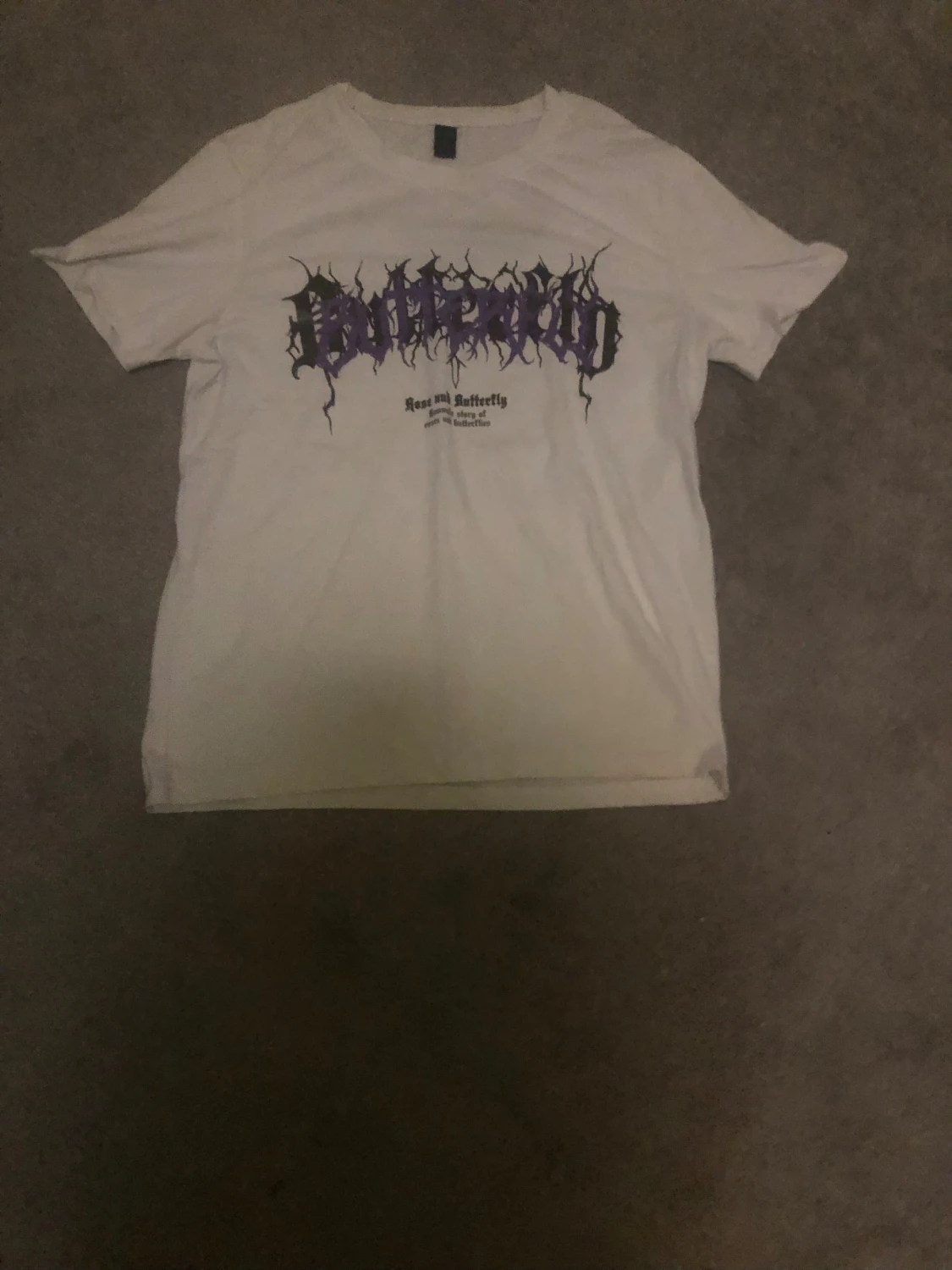 Vit t-shirt med lila tryck från Romwe