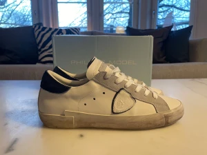 Philippe Model vita sneakers med mockadetaljer - Väldigt fina |  knappt använda | Box inkluderas 