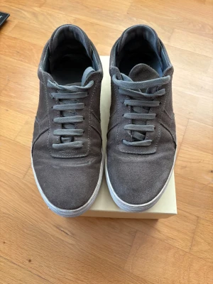 Axel arigato Clean 90 Suede - Säljer ett par Axel arigato clean 90 i mocka och i grå färg. Använts ganska flitigt de senaste året vilket gjort att det blivit ett litet hål under skon. Annars ser dem relativt rena ut. Pris kan självklart diskuteras.