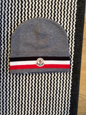 Moncler/lv mössa  - Dm vid intresse