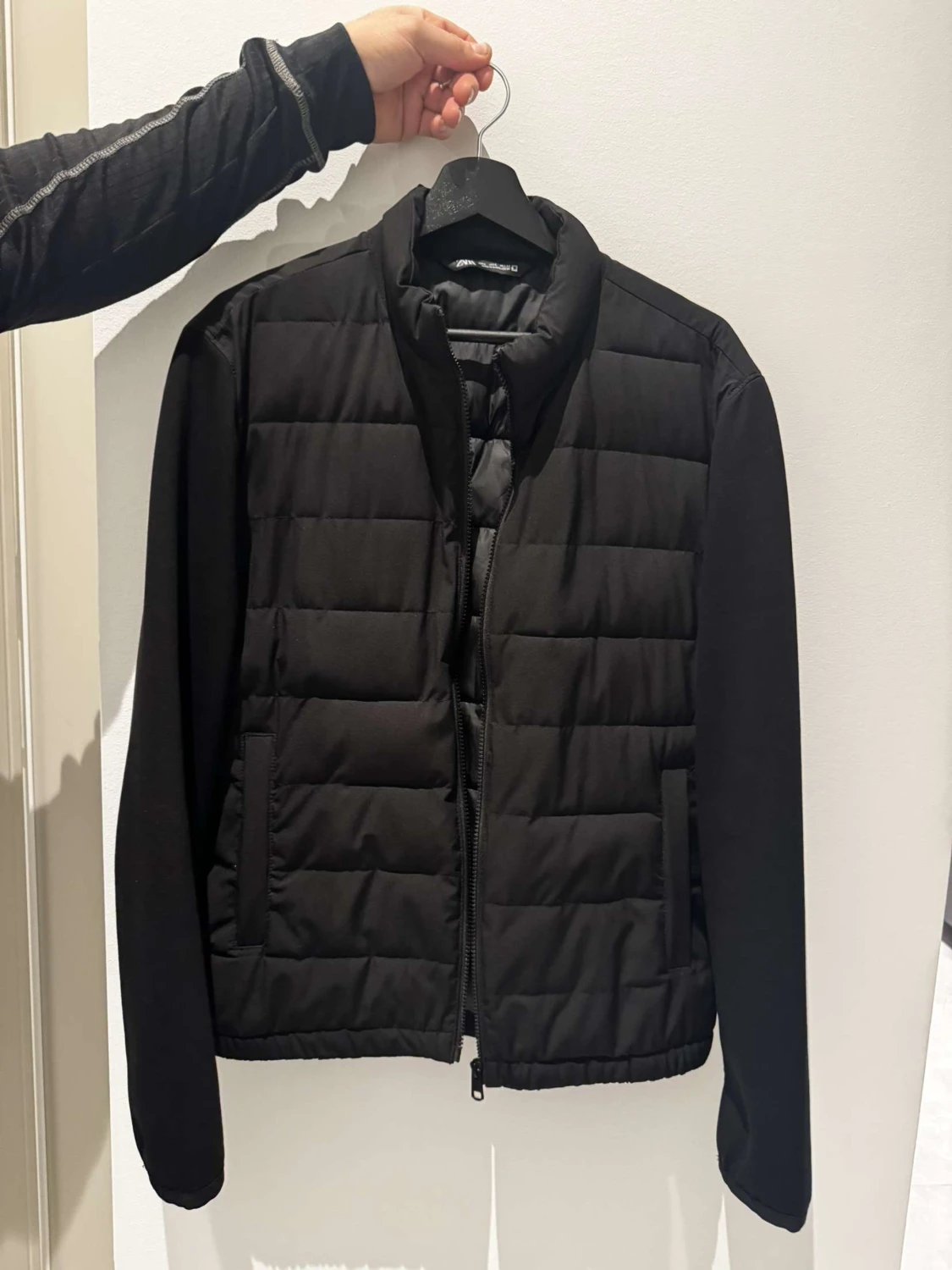 Svart pufferjacka med dragkedja - 1