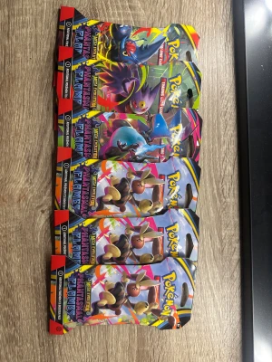 Pokémon Trading Card Game: Phantasmal Flames - Hej! Säljer nu dessa helt nya och seald phantasmal flames boosters. Säljer från min egna samling. Butikspris är ungefär 110kr styck mina är totalt 500kr. Skynda fynda dessa otroligt efterlysta packet från den nyaste Pokémon serien!