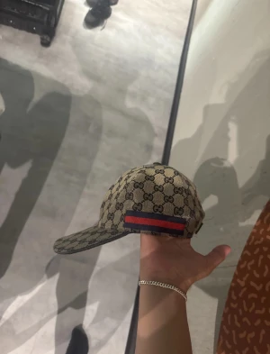 Gg keps - Använd men lite skumt vid sidan