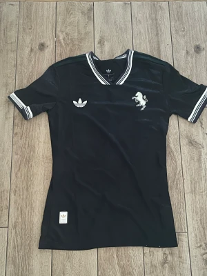 Juventus 2025/2026 yildiz  - Helt ny Juventus tröja med kenan yildiz där back 