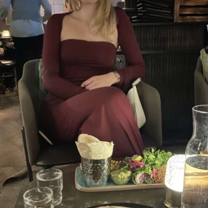 Set ginatricot - Fint vinrött set från Ginatricot. Tröja S. Kjol M. Superfint som set eller att mixa & matcha med andra kläder. Använt 2/3 ggr och i nyskick.