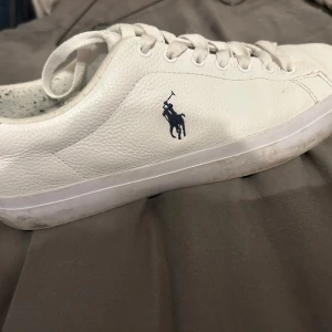 Vita sneakers från Polo Ralph Lauren - Skriv för fler frågor