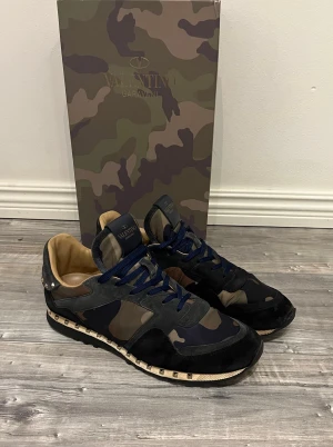 Valentino Garavani Rockrunner sneakers - Ett par speciella och mer sällsynta par Valentino-rockrunners som inte många har. Perfekt inför vintern. De ha en defekt då det är lite lim på den ena skon som man ser på bilden. En tag har också ramlat av, men båda dessa defekter syns inte vid användning. Skriv vid frågor 
